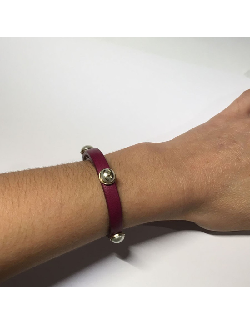 Bracelet CHANEL en cuir fuchsia et demi perles nacrées