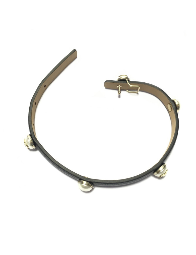 Bracelet CHANEL en cuir noir et CC sur demi perles nacrées
