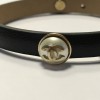 Bracelet CHANEL en cuir noir et CC sur demi perles nacrées