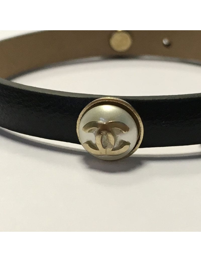Bracelet CHANEL en cuir noir et CC sur demi perles nacrées