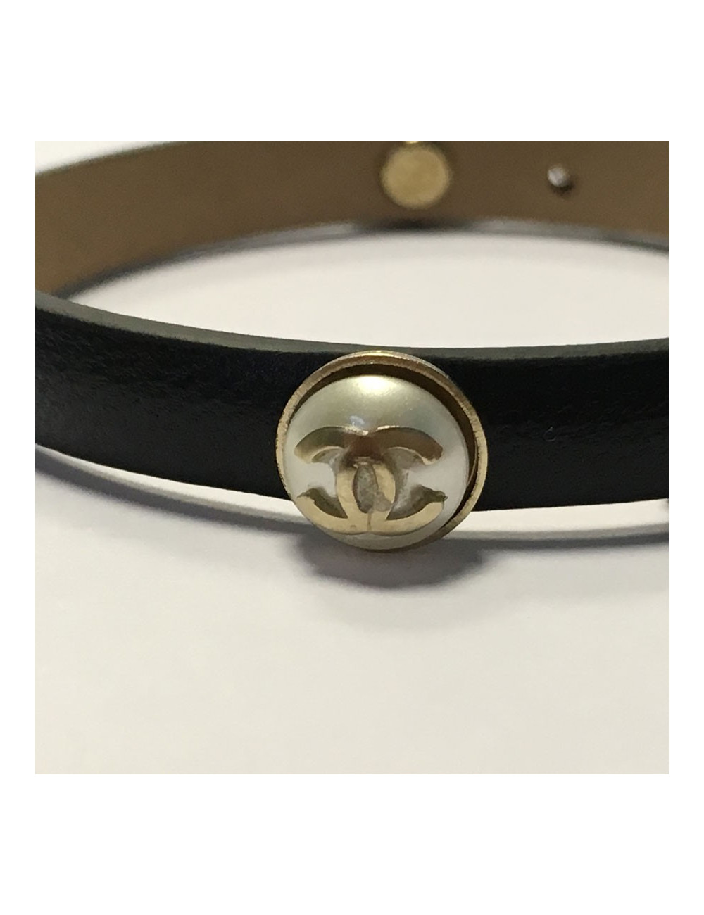 CHANEL bracelet in black leather and CC on a half Pearly beads
