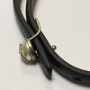 Bracelet CHANEL en cuir noir et CC sur demi perles nacrées