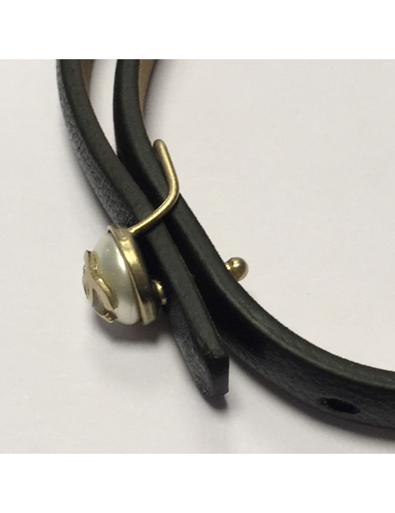 Bracelet CHANEL en cuir noir et CC sur demi perles nacrées