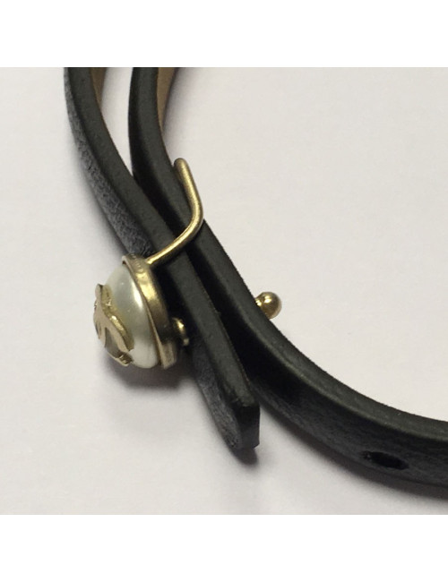CHANEL bracelet in black leather and CC on a half Pearly beads