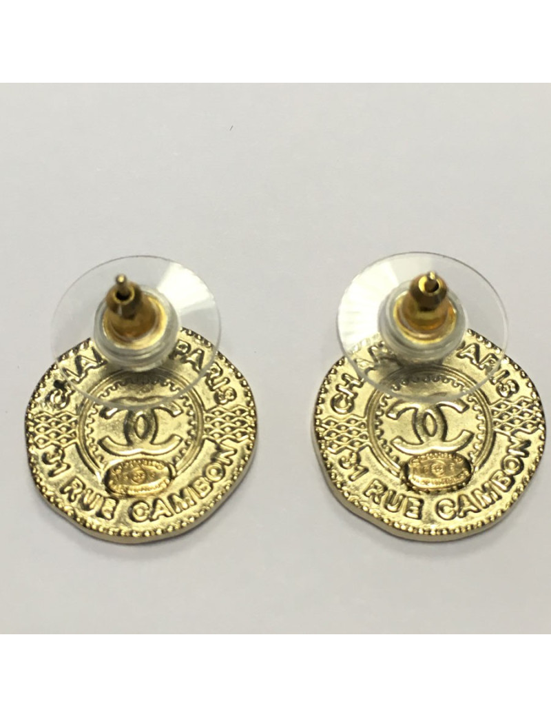 Clous d'oreille CHANEL pièce dorée " 31 rue Cambon"