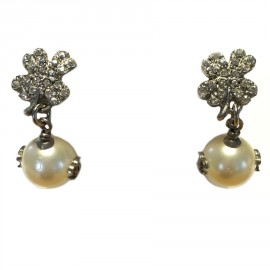 Nails CHANEL rhinestones and Pearly Pearl clover earrings