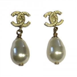 Boucles d'oreille clous CHANEL métal doré guilloché et perle ovale nacrée pendante