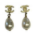 Nails CHANEL guilloché gold metal and Pearl oval Pearl pendant earrings