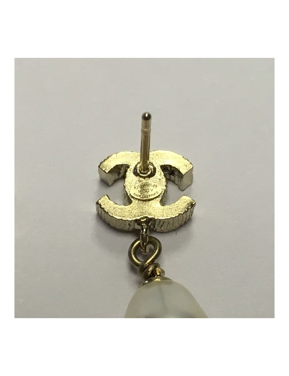 Clous d'oreille CHANEL perle ovale nacrée