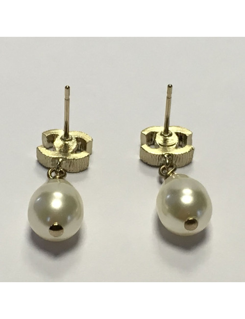 Nails CHANEL guilloché gold metal and Pearl oval Pearl pendant earrings