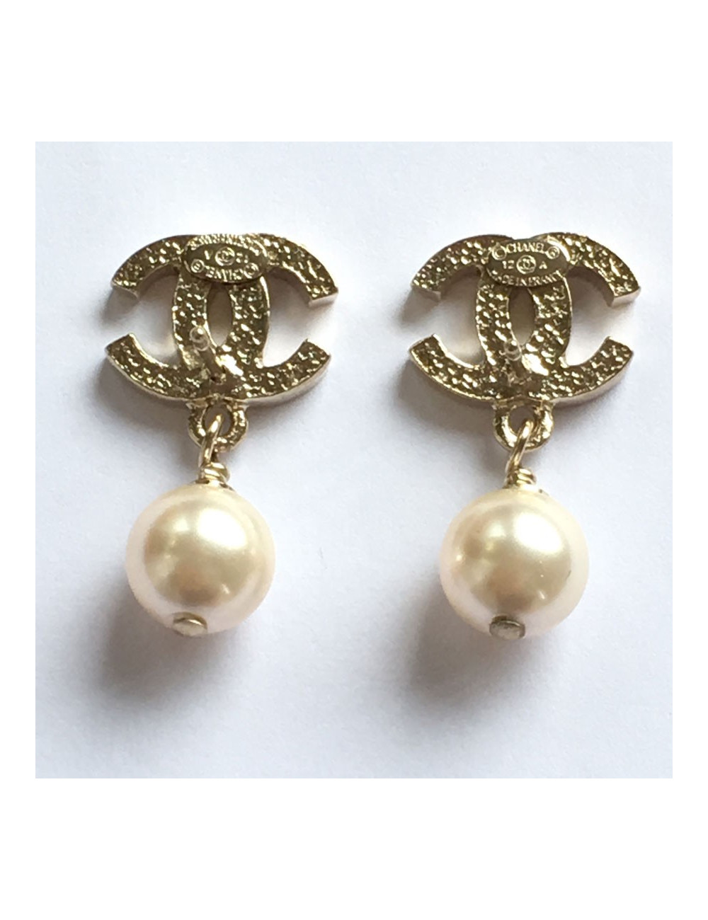 Golden ears & Pearly Pearl CHANEL nail