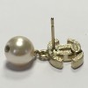 Nails CHANEL gold engine-turned metal earrings & Pearl bead