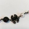 Sautoir CHANEL perles noires, blanches et grises