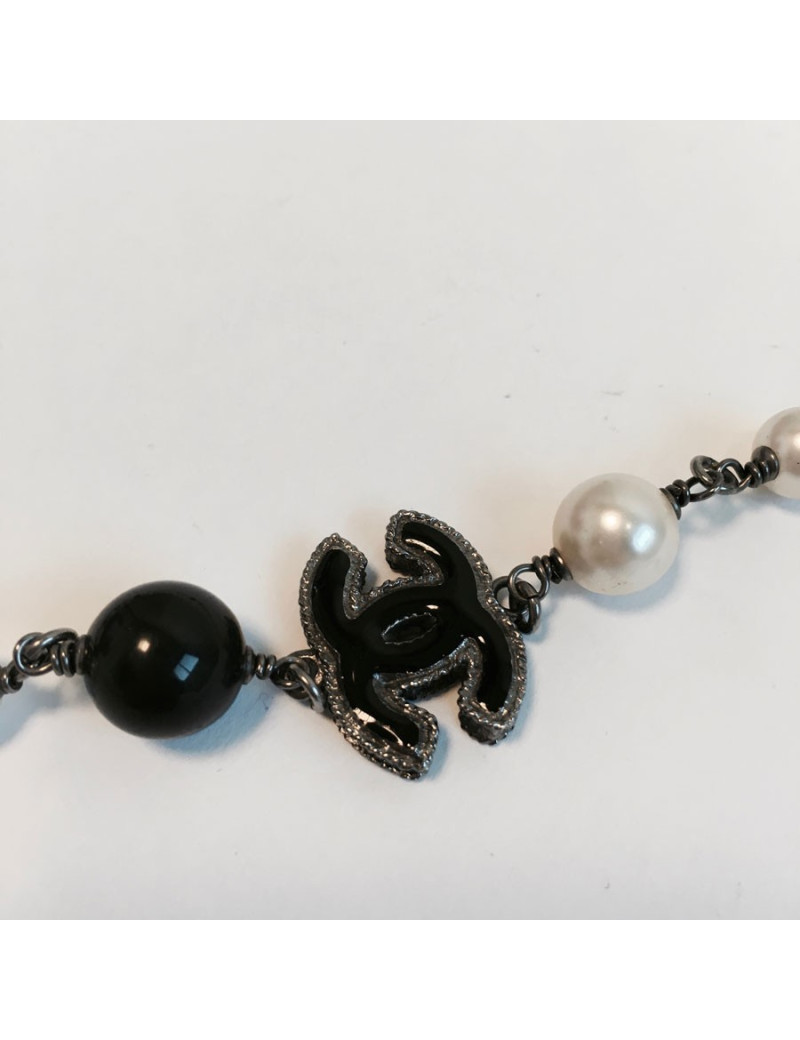 Sautoir CHANEL perles noires, blanches et grises