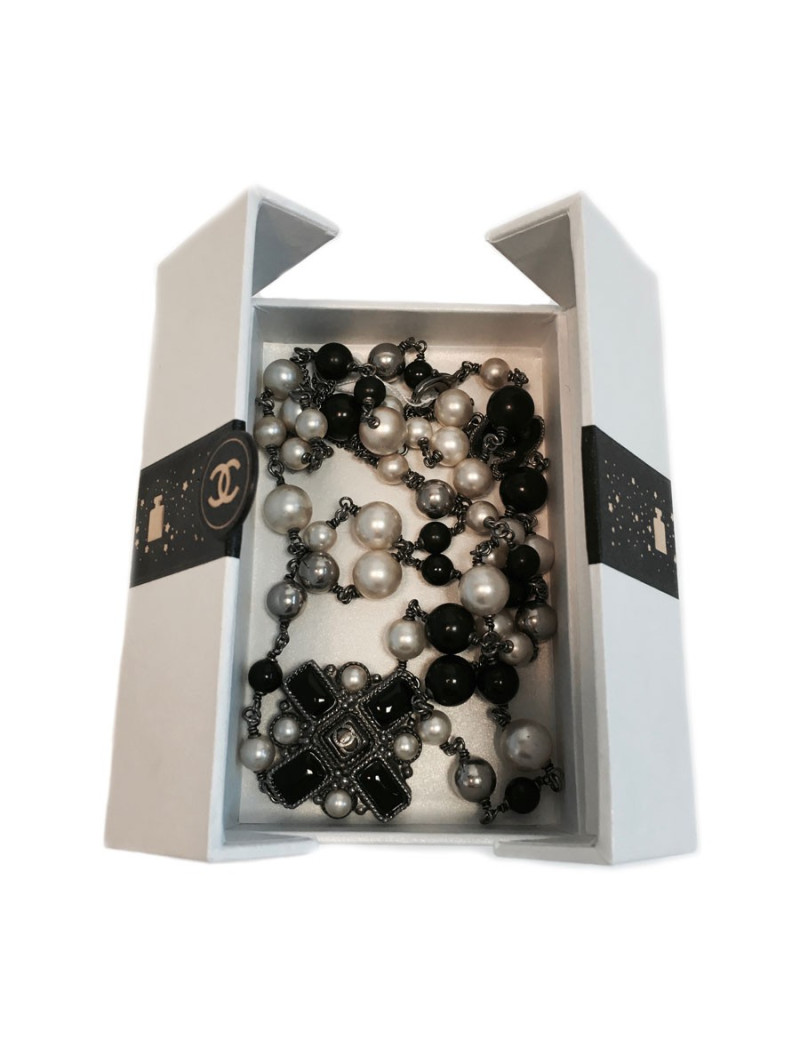 CHANEL black, white and gray pearls necklace