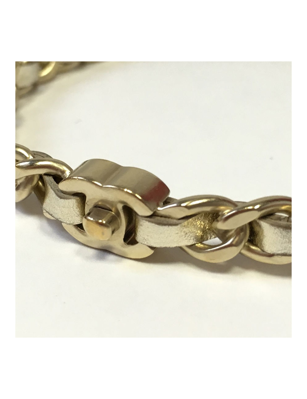 Bracelet CHANEL en métal doré entrelacé de cuir