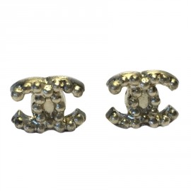 Nails CHANEL "CC" studded gold earrings pale gold