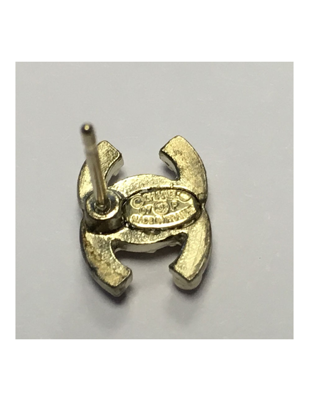 Boucles d'oreille CHANEL "CC" or pâle