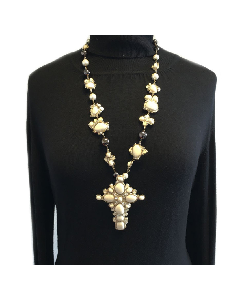 Sautoir CHANEL croix émaillé ivoire, strass et perles nacrées et gris métallisées