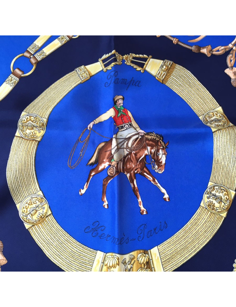 Carré HERMES "Pampa" en soie bleue nuit