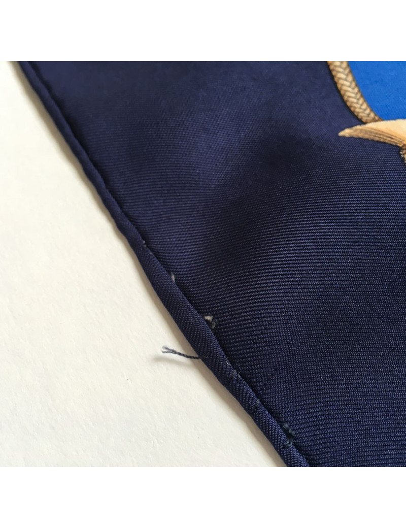 Carré HERMES "Pampa" en soie bleue nuit