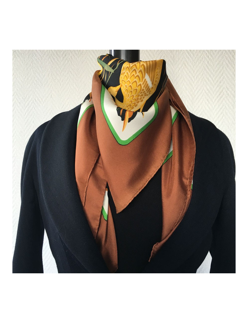 Carré HERMES "Cols Verts" en soie marron
