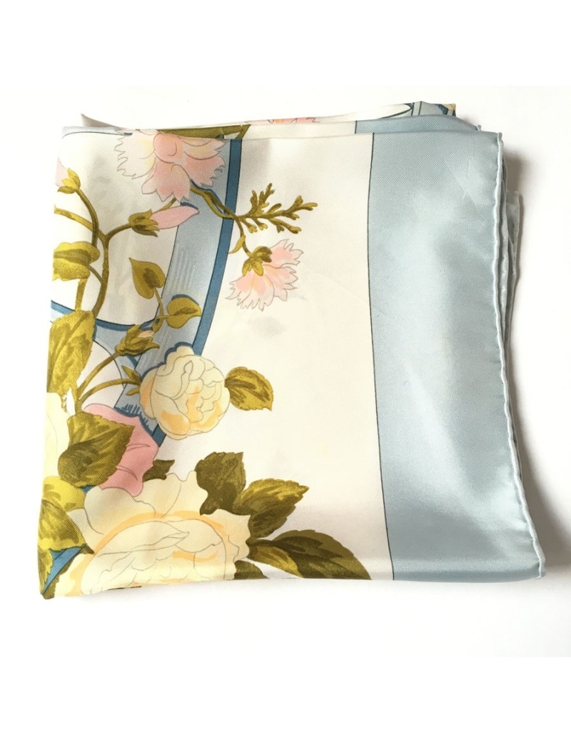 Carré HERMES "Romantique" en soie