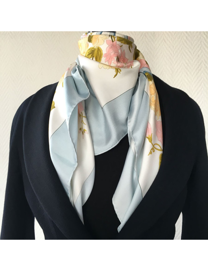 Carré HERMES "Romantique" en soie