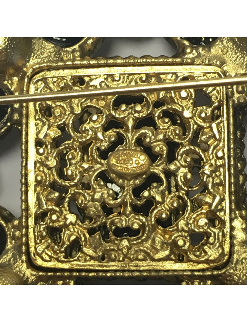 Broche CHANEL en filigrane et pâte de verre