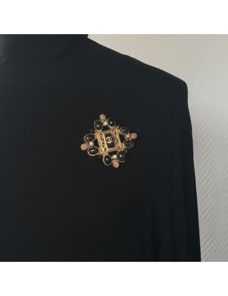 Broche CHANEL en filigrane et pâte de verre