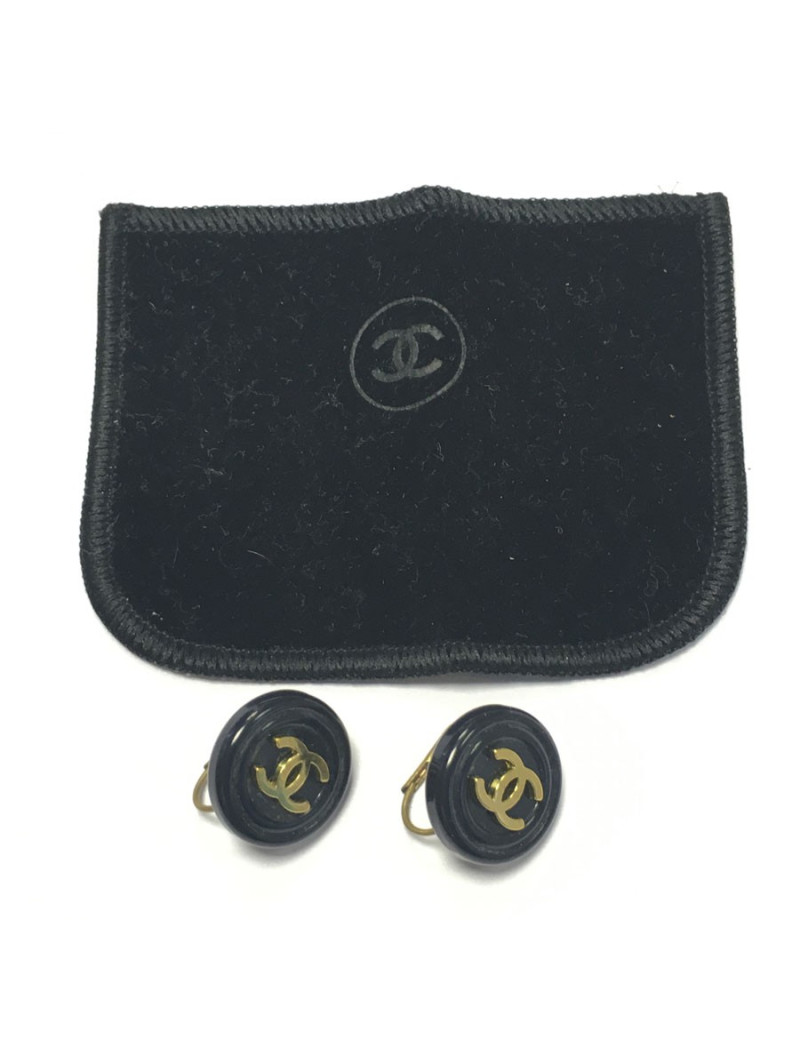 Nails CHANEL Vintage earrings