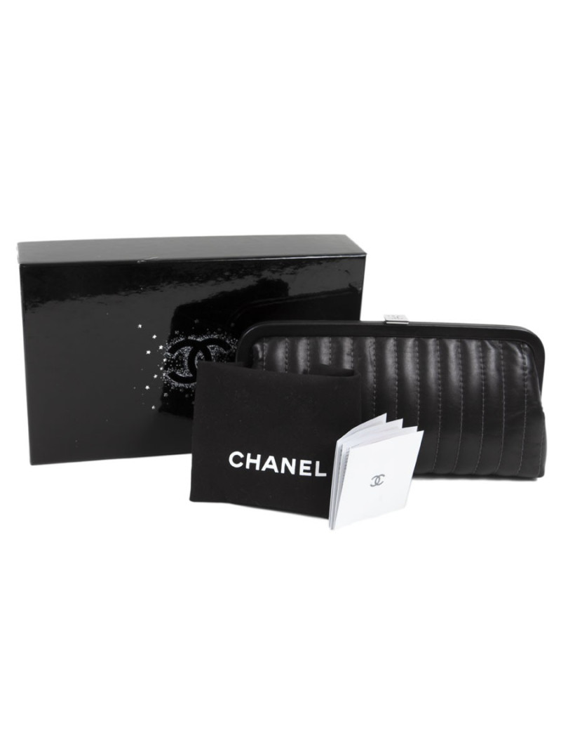CHANEL black smooth lambskin pouch