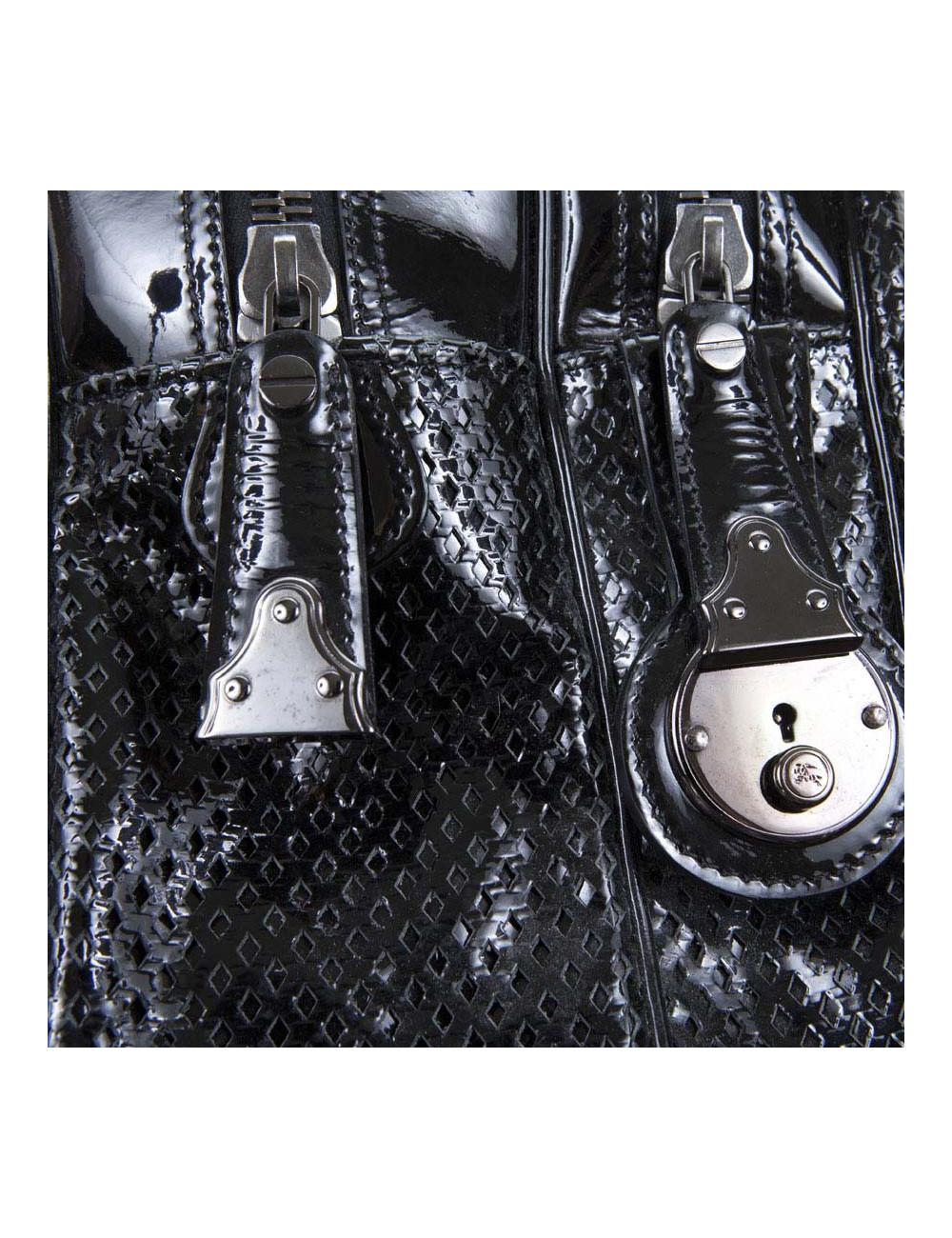 Sac BURBERRY cuir perforé verni noir