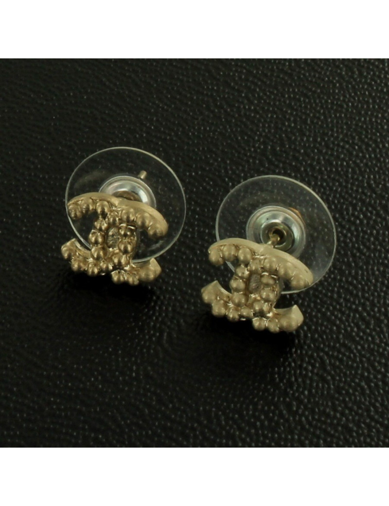 Clous d'oreille CHANEL "CC" cloutés or pâle