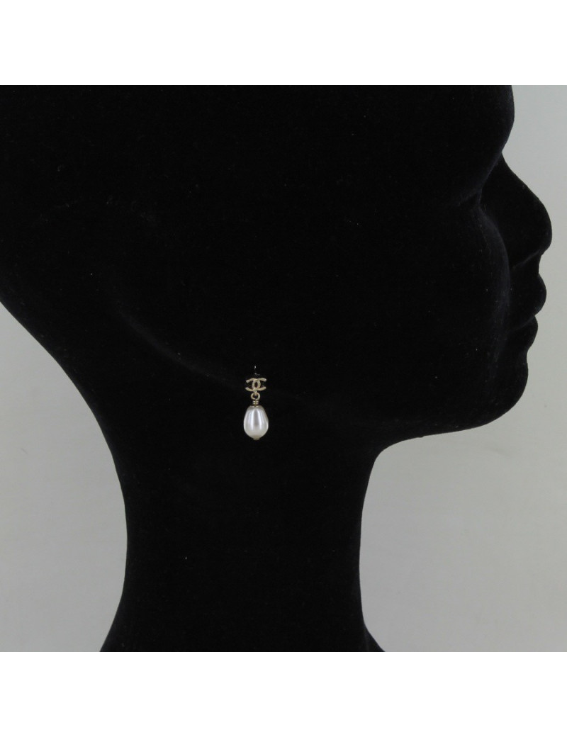 Clous d'oreille CHANEL perle ovale nacrée