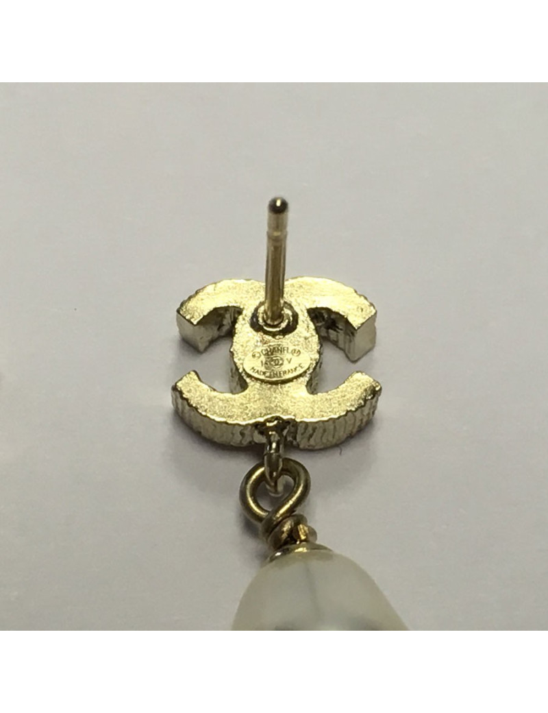 Clous d'oreille CHANEL perle ovale nacrée