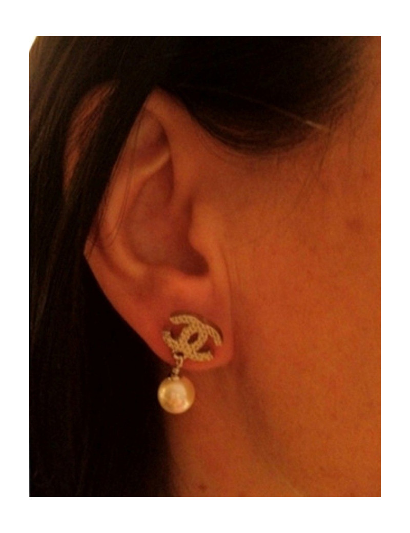 Clous d'oreilles CHANEL dorés & perle nacrée 