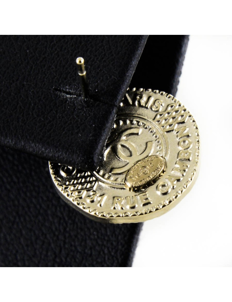 Clous d'oreille CHANEL pièce dorée " 31 rue Cambon"