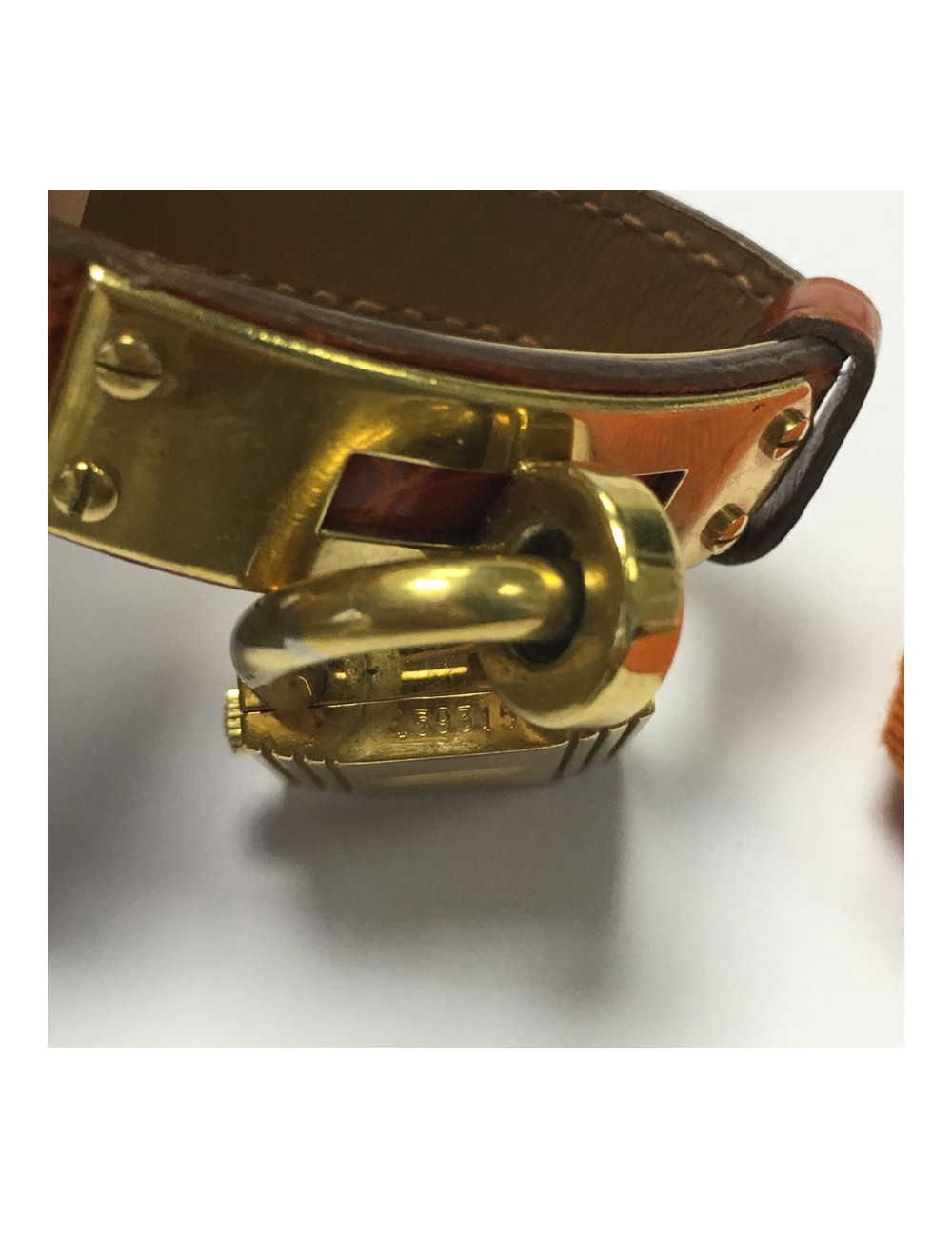 Montre HERMES Kelly pm en cuir crocodile orange et bijouterie dorée