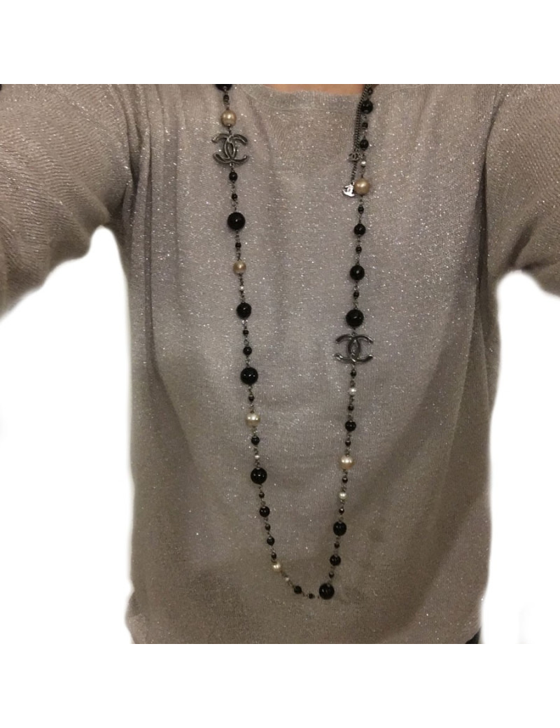 Sautoir CHANEL  CC et perles noires, grises et nacrées