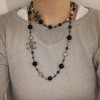 Sautoir CHANEL CC et perles noires, grises et nacrées
