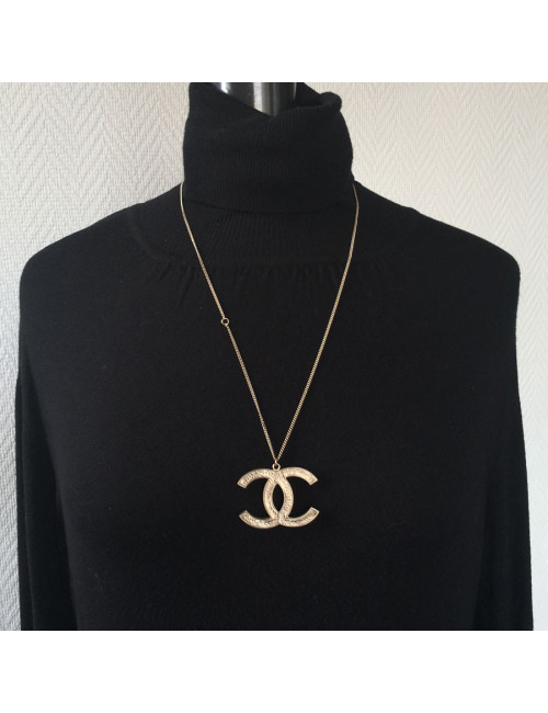 XXX Collier CHANEL "CC" en métal or pâle