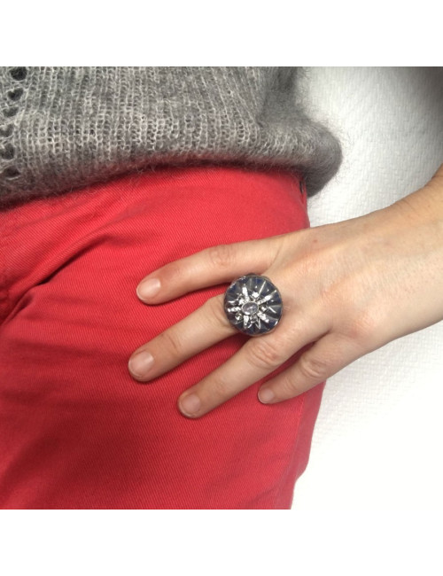 Bague CHANEL haute couture T argentée, strass et pierre transparente en résine pailletée