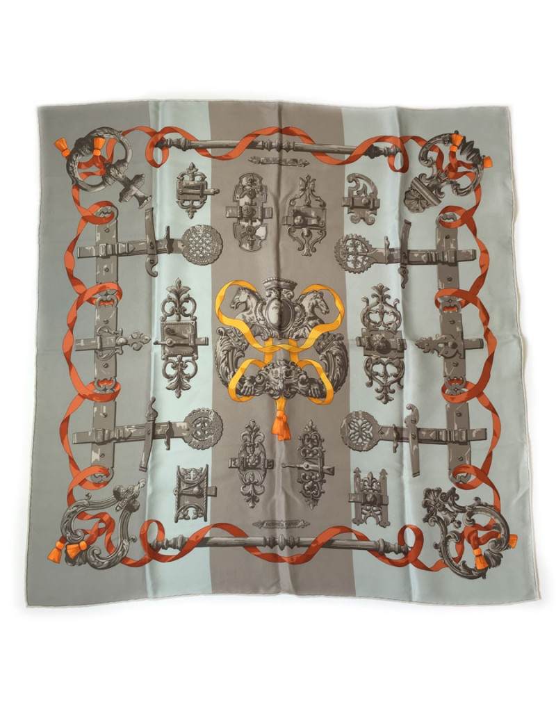Carré HERMES "Ferronnerie" en soie gris et taupe