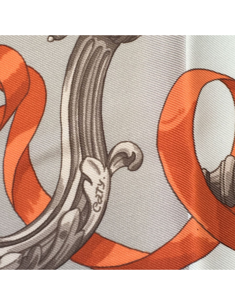 Carré HERMES "Ferronnerie" en soie gris et taupe