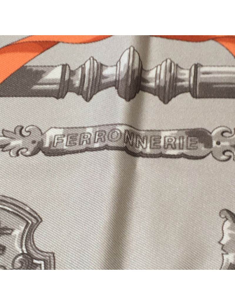 Carré HERMES "Ferronnerie" en soie gris et taupe