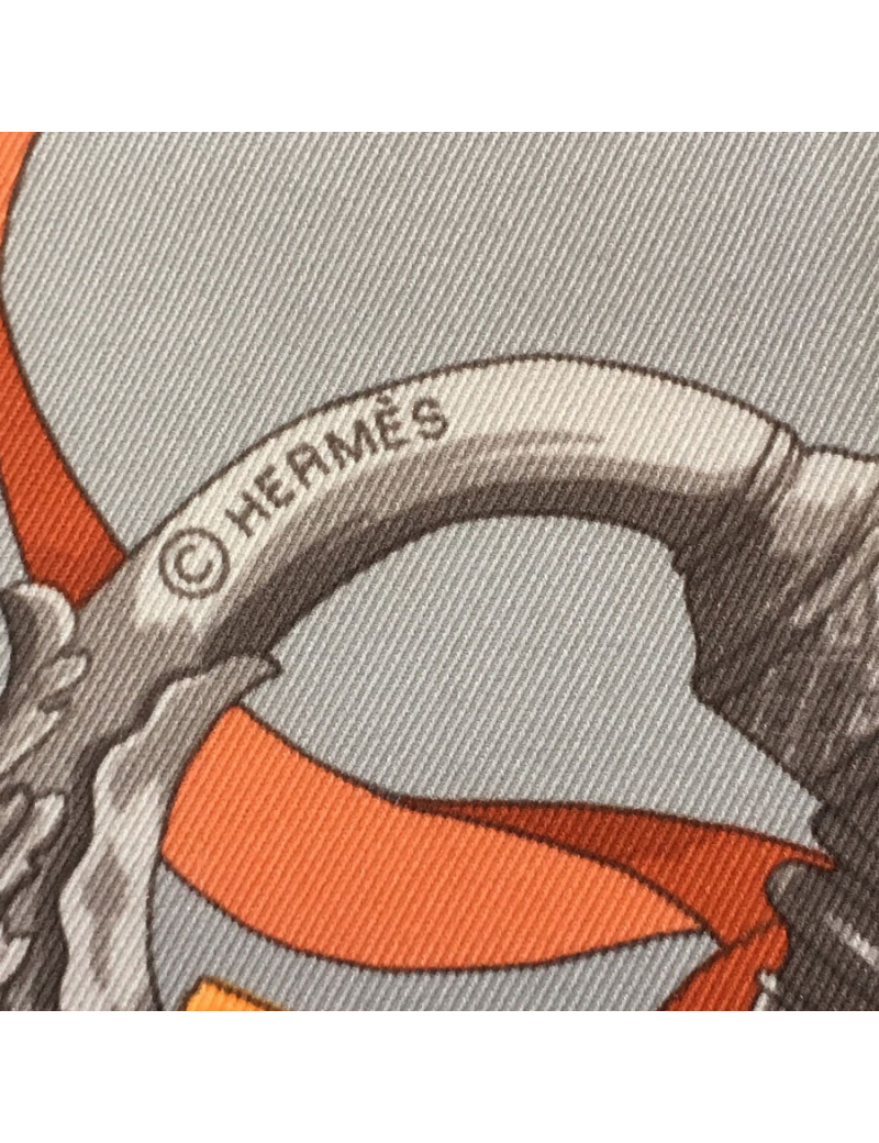 Carré HERMES "Ferronnerie" en soie gris et taupe