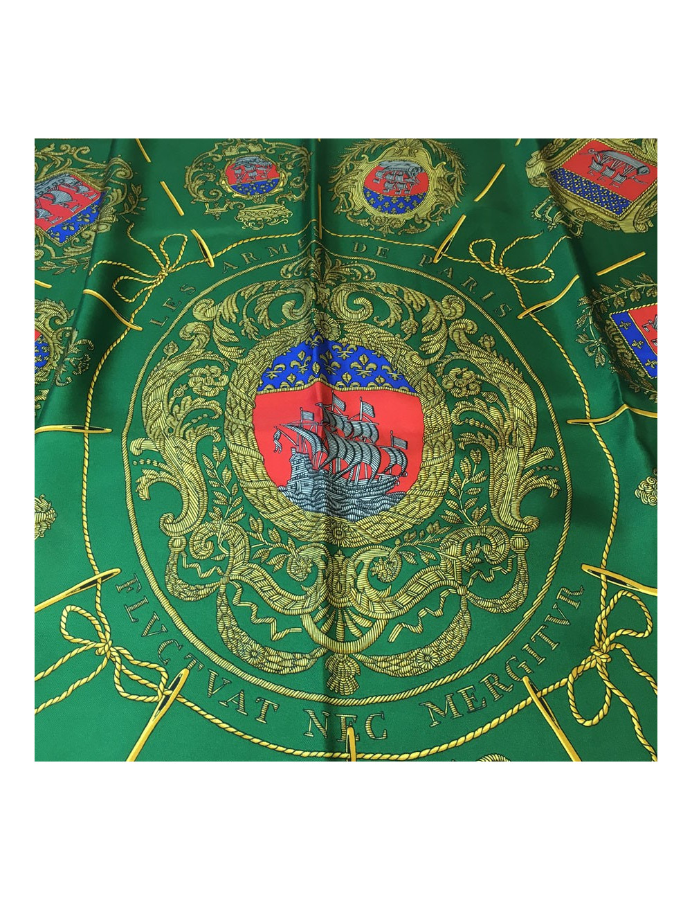 Carré HERMES "Les armes de Paris" en soie vert