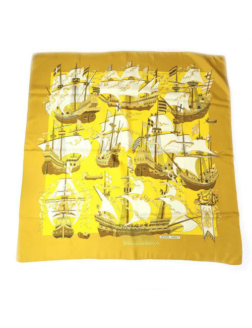 Carré HERMES "Armada" en soie jaune
