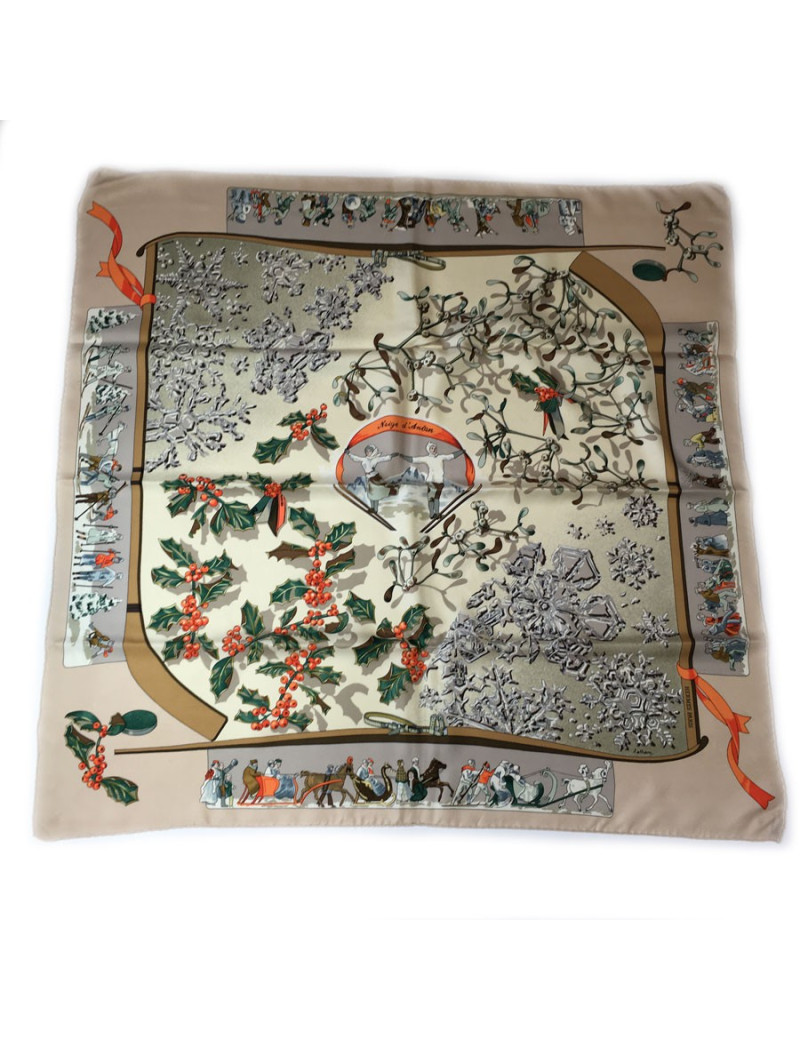 Carré HERMES "Neige d'antan" en soie beige rosé